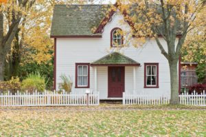 image of a white house with a lawn and white fence for Pennsylvania Home Insurance